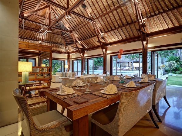 Casa Evaliza - Dining area overlooking the pool and lawn